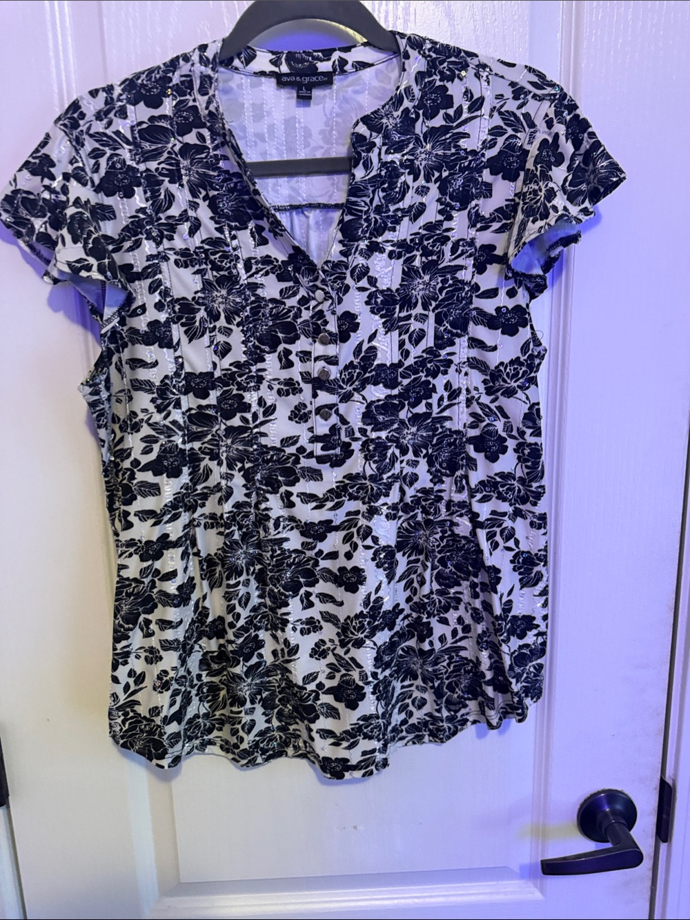 Ann Taylor Black & White Floral V-Neck Cap Sleeve Blouse